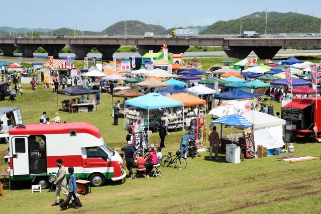 キッチンカーや雑貨販売のブースが並ぶイベント「ロハスパーク加古川」＝加古川市加古川町河原（撮影・門田晋一）