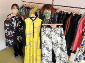 セミオーダーブランドを運営する籠谷裕美さん（右）と長女美桜さん。持っている服の生地は、いずれも美桜さんがデザインしたものだ＝高砂市