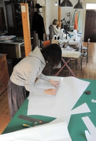 籠谷裕美さんの実家１階を改装してできたアトリエ。縫製士やパタンナーが作業する＝高砂市