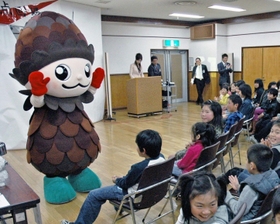 ぼっくりんの誕生発表会。子どもたちに大人気となった＝２００９年３月、高砂市高砂町朝日町