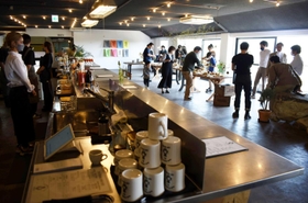 １０日にあった内覧会でお披露目された「ＯＮ　ＴＨＥ　ＨＩＬＬ（オン・ザ・ヒル）」のカフェバー＝加古川市加古川町大野