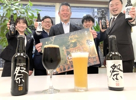 「高砂祭ビール」の完成を祝うリーダーの黒田昌宏さん（中央）ら＝リンク