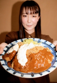 カキ料理店「かき庄」と、かつめし店「うしくんの加古川かつめし亭」が考案した「カキフライ＆かつめし」＝加古川市加古川町篠原町、かき庄