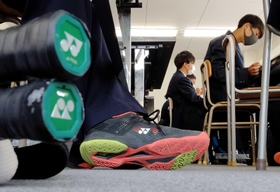 数学の問題を解くテニス部員。ほぼ全員がテニスシューズを履き、午後からの練習に備えてラケットを持ち込む生徒も＝相生学院高校加古川校