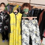 セミオーダーブランドを運営する籠谷裕美さん（右）と長女美桜さん。持っている服の生地は、いずれも美桜さんがデザインしたものだ＝高砂市