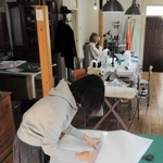 籠谷裕美さんの実家１階を改装してできたアトリエ。縫製士やパタンナーが作業する＝高砂市