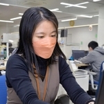 会議の内容を１文字ずつメモに起こす大槻裕さん。ＡＩによる変換ソフトが導入されれば、作業効率が格段に上がるという＝高砂市役所