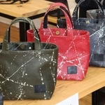 松右衛門帆を使った色とりどりのバッグ＝高砂市高砂町今津町