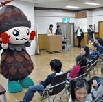 ぼっくりんの誕生発表会。子どもたちに大人気となった＝２００９年３月、高砂市高砂町朝日町