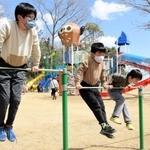 リニューアルオープンした稲美中央公園「こどもの国」で遊ぶ子どもたち＝稲美町国安