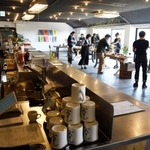 １０日にあった内覧会でお披露目された「ＯＮ　ＴＨＥ　ＨＩＬＬ（オン・ザ・ヒル）」のカフェバー＝加古川市加古川町大野