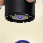 除菌タンブラー。ふたの発光ダイオード（ＬＥＤ）ライトから紫外線を９０秒照射し、内側の水筒部分や内容物を除菌する＝加古川市八幡町野村