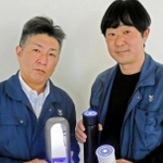 スマホ除菌機と除菌タンブラーを手に「いいコンセプトの商品なので多くの人に知ってほしい」と話す梶浦丈欣社長（左）と榎恵介ゼネラルマネジャー＝加古川市八幡町野村