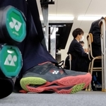 数学の問題を解くテニス部員。ほぼ全員がテニスシューズを履き、午後からの練習に備えてラケットを持ち込む生徒も＝相生学院高校加古川校