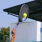 得意のサービスを放つ若松泰地さん。１年生の期待の星だ＝トップランテニスカレッジ石守校