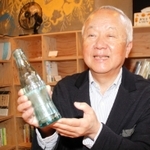 カコ・コーラの瓶が見つかった経緯を語る田中茂さん＝加古川市加古川町寺家町