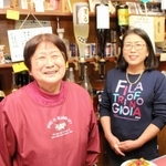 カコ・コーラを製造していた頃のことを語る新興酒店の高見洋子さん（左）と長女逸子さん＝加古川市加古川町平野