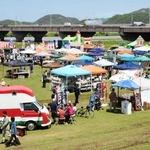 キッチンカーや雑貨販売のブースが並ぶイベント「ロハスパーク加古川」＝加古川市加古川町河原（撮影・門田晋一）