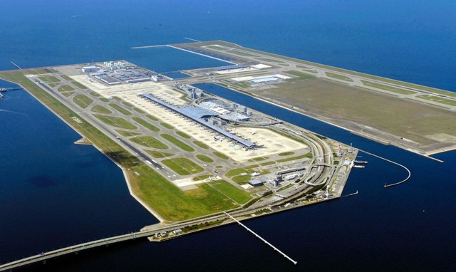 海上に整備された関西国際空港。騒音を気にせず、飛行機を２４時間飛ばせる“不夜城”だ