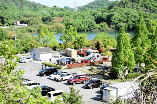 道の駅の設置案が浮上していた権現総合公園＝権現湖パーキングエリアから撮影