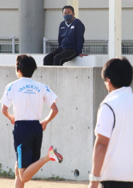 稲美北を日本一に導いた玉田初彦さん（中央）。遠くから部活動を見守っている＝稲美町加古