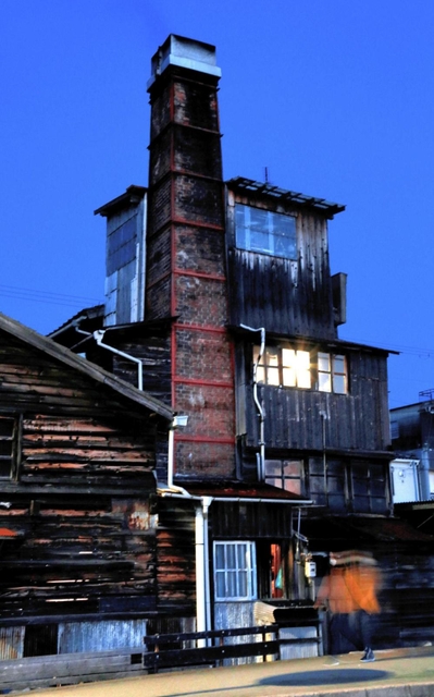 まきを使って湯を沸かす梅ケ枝湯。大正か昭和初期の建築とされ、木造とれんが造りが組み合わされて味わい深い＝高砂市高砂町次郎助町