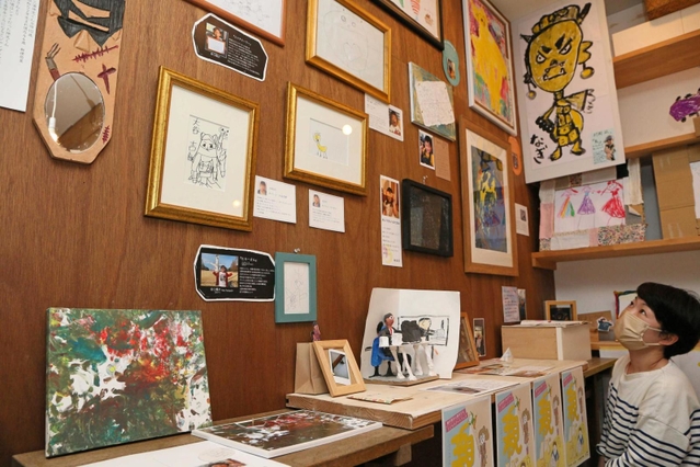 会場には木彫りフレームの鏡などが並ぶ＝高砂市米田町古新、カフェはま茶