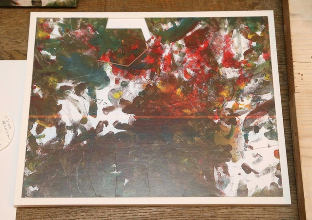 子どもの抽象画をジグソーパズルにした作品＝高砂市米田町古新、カフェはま茶