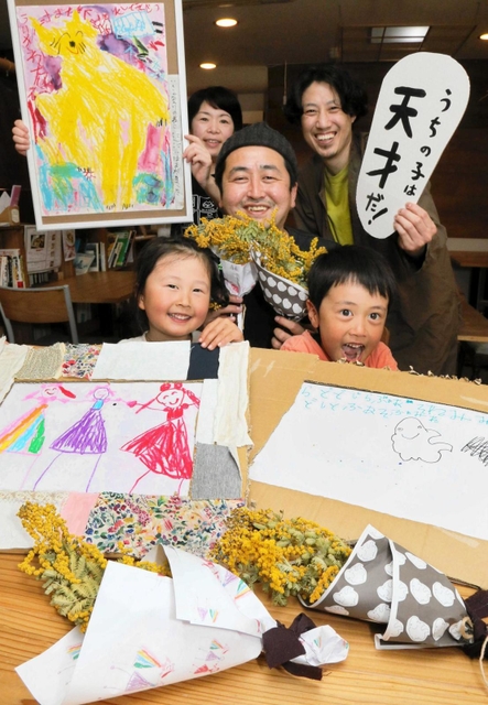 親バカ展に出品した菅朔太郎ちゃん（手前右）、妹の紬ちゃん（同左）、父親の寛和さん（中央）、浜田健太さん（奥右）、妻の友絵さん＝高砂市米田町古新、カフェはま茶