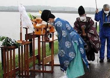 豊かな水の恵みを願った弁天祭＝加古大池（提供）