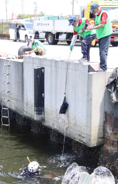 海中のごみを引き上げるチーム・アイランズのメンバー（右上）ら＝東播磨港新島公共埠頭