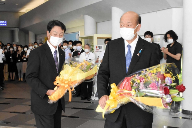 稲美の古谷町長が任期満了、16年間の町政に別れ 大竹副町長も退任