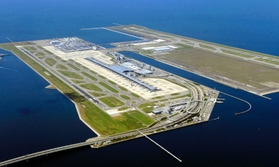 海上に整備された関西国際空港。騒音を気にせず、飛行機を２４時間飛ばせる“不夜城”だ