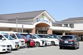 休日には多くの人が車で訪れるＪＡ兵庫南の直販所「にじいろふぁ～みん」＝稲美町六分一