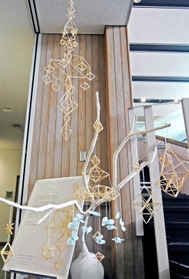 県加古川総合庁舎に展示されているヒンメリの作品＝加古川市加古川町寺家町