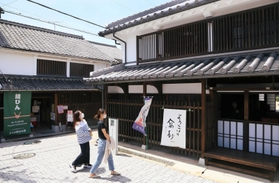 工楽松右衛門旧宅（右）など伝統的な日本家屋が残る旧高砂町＝高砂市高砂町今津町