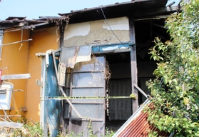 放置された空き家。壁が崩れ、荒れ果てた内部が見える＝加古川市尾上町