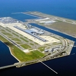 海上に整備された関西国際空港。騒音を気にせず、飛行機を２４時間飛ばせる“不夜城”だ