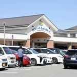 休日には多くの人が車で訪れるＪＡ兵庫南の直販所「にじいろふぁ～みん」＝稲美町六分一