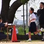 陸上競技部員を指導する石井洋之監督（右）＝稲美町岡