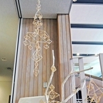 県加古川総合庁舎に展示されているヒンメリの作品＝加古川市加古川町寺家町