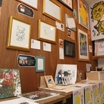 会場には木彫りフレームの鏡などが並ぶ＝高砂市米田町古新、カフェはま茶