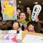 親バカ展に出品した菅朔太郎ちゃん（手前右）、妹の紬ちゃん（同左）、父親の寛和さん（中央）、浜田健太さん（奥右）、妻の友絵さん＝高砂市米田町古新、カフェはま茶