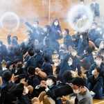 巨大空気砲から放たれた白い輪を見上げる子どもたち＝阿弥陀小学校
