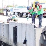 海中のごみを引き上げるチーム・アイランズのメンバー（右上）ら＝東播磨港新島公共埠頭