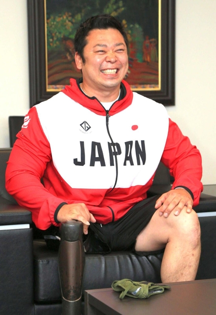 パラ・パワーリフティング日本代表として、アジア・オセアニア選手権に出場する田中翔悟選手＝高砂市役所
