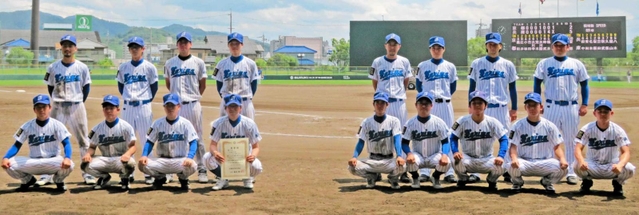 近畿ブロック予選で勝利し、全日本大会出場を決めたハリマ化成加古川野球部＝滋賀県彦根市（ハリマ化成提供）