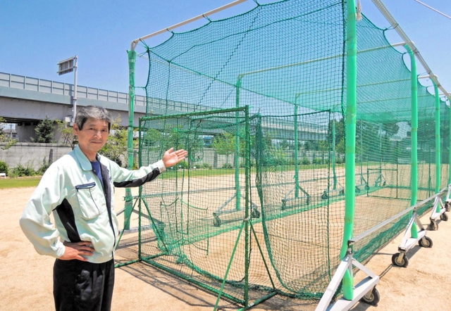 会社が整備した練習場に感謝する野球部の長田隆志監督。バッティングケージは社員の手作りだ＝加古川市野口町水足、ハリマ化成加古川製造所