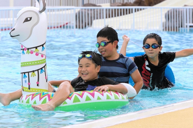 水遊びを楽しむ子どもたち＝高砂市民プール