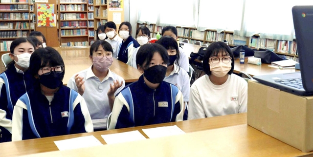 動画制作のため、オンラインで取材する部員ら＝陵南中学校